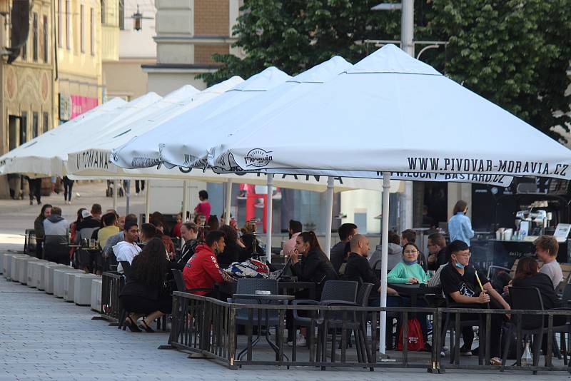 V neděli odpoledne - v poslední den stavu nouze kvůli koronaviru - se brněnské zahrádky před restauracemi, kavárnami a hospodami zaplnily v letním počasí lidmi.