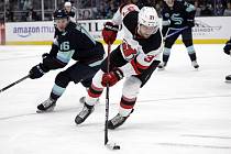 Český hokejový útočník Pavel Zacha (v bílém dresu) poprvé v NHL mění dres a míří z New Jersey do Bostonu.