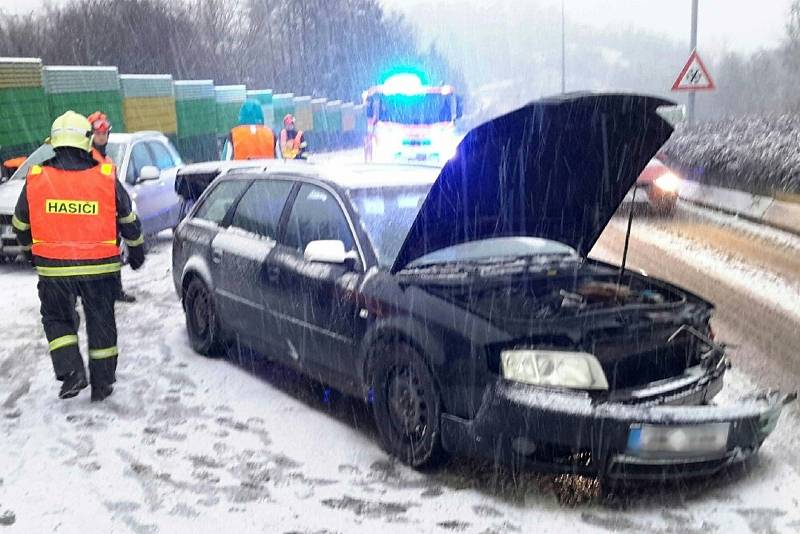 Jihomoravští hasiči zasahovali u několika nehod na zasněžených silnicích. Například na silnici I/53 u obce Dobšice a na silnici I/50 u Holubic.