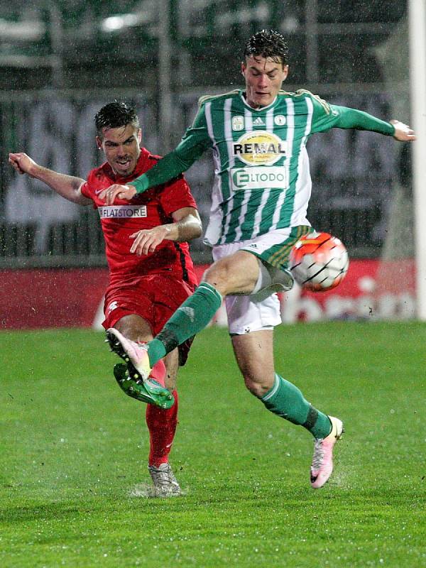 Brněnští fotbalisté (v červeném) zdolali na domácí půdě Bohemians 2:1.