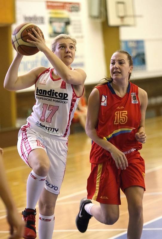 Svěřenky trenéra Viktora Pruši porazily v neděli těsně Spartu 72:70.