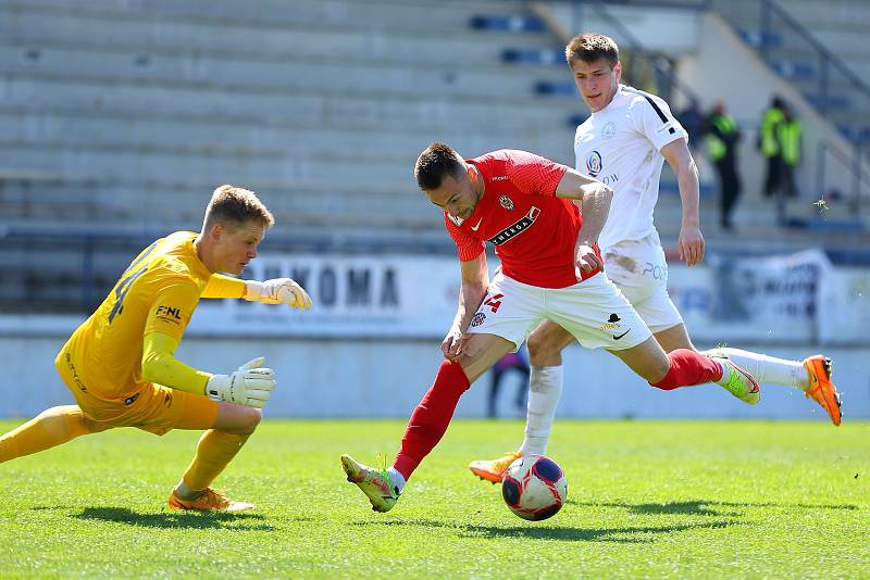 Fotbalisté Vyškova (v bílém) prohráli s vedoucí Zbrojovkou Brno na svém stadionu v Drnovicích 0:2.