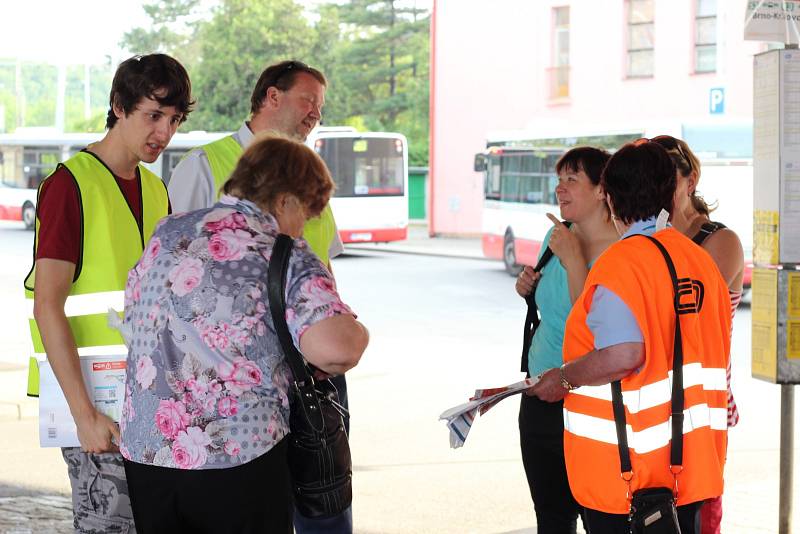 Začala letní výluka mezi Kuřimí a Brnem. První den přijeli cestující ze severu na brněnské nádraží v Králově Poli včas. Komplikace nastaly dojíždějícím z Tišnova.