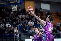 Brněnští basketbalisté (ve fialovém) zvládli speciální charitativní utkání, Děčín zdolali 101:79.