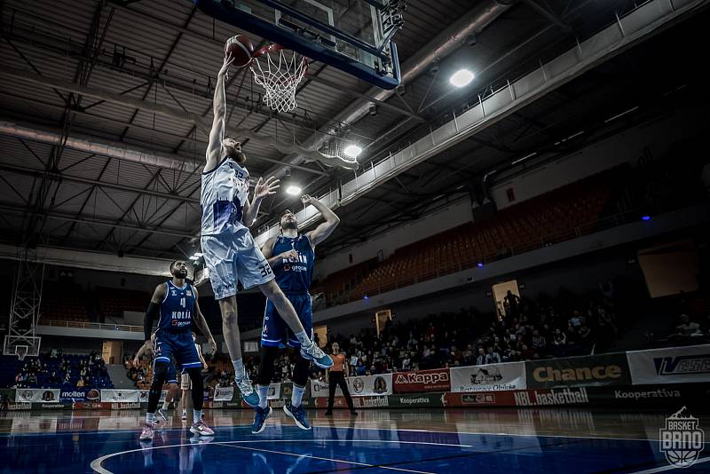 Brněnští basketbalisté (v bílém) padli doma s Kolínem 95:102 po prodloužení.