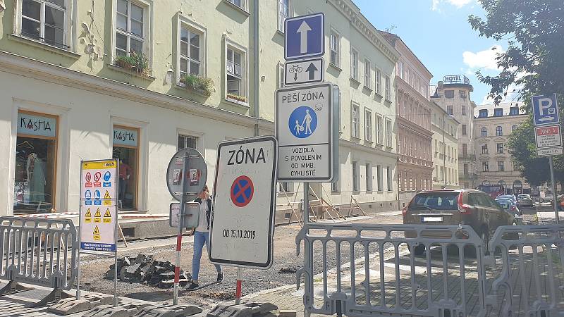 Cykloobousměrka v opravované Opletalově ulici v centru Brna, kterou zástupci města zruší.