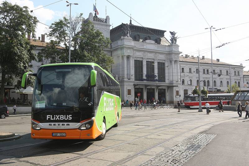 Dopravní situace před vlakovým hlavním nádražím a hotelem Grand v Brně.