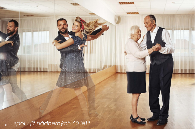 Fotografie v kalendáři jsou doplněny citáty klientů Domova. Na fotce pacienti s fotbalistou Tomášem Ujfalušim.