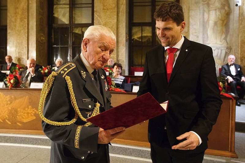 Předávání Cen města Brna v sále zastupitelstva brněnské radnice. Emil Boček.