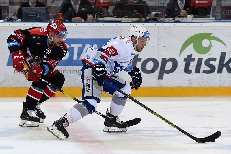 Třetí čtvrtfinálový zápas mezi hokejisty HC Kometa Brno (v bílém) a Hradce Králové.