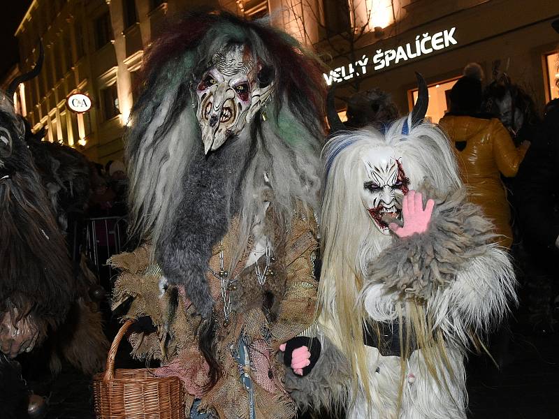 Pochod čertů krampusáků v Brně