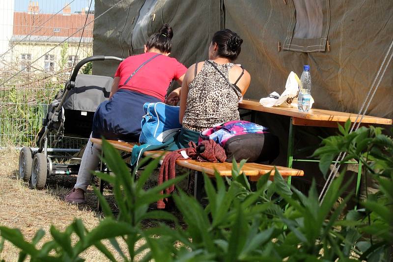 Romští uprchlíci z Ukrajiny se přesunuli na travnatou plochu za autobusovým nádražím u hotelu Grand. Dříve pobývali převážně v prostorách kolem brněnského hlavního nádraží.