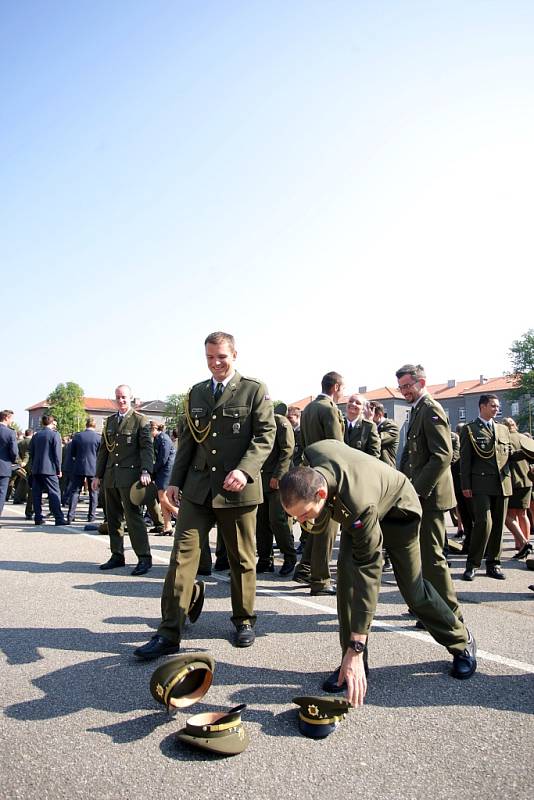 Univerzita obrany slavnostně vyřazovala své absolventy vojenského studia.