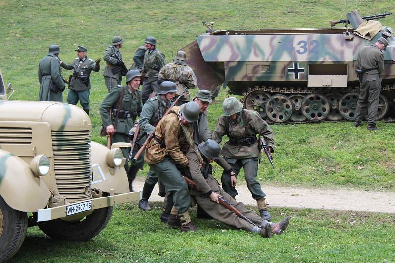 Brno, 13.4.2019 - Oblíbená akce Veveří Eichhorn byla letos věnovaná bitvě z dubna 1945 mezi německou a Rudou armádou. Nadšenci lidem předvedli napadení německé jednotky ruskými kozáky a osvobození hradu Veveří.