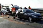V pondělí kolem půl deváté ráno se na 207. kilometru ve směru na Prahu poblíž Tvarožné srazila čtyři auta. Dva lidé jsou lehce zranění.