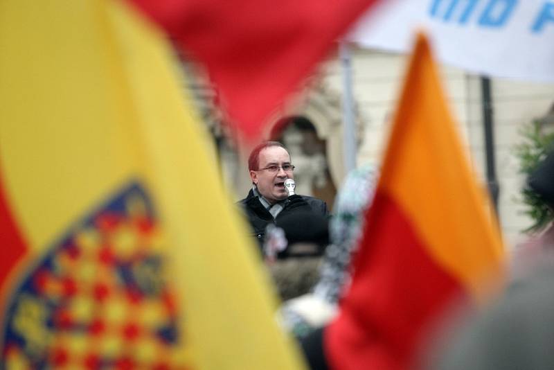 Stovky nenonacistů v sobotu zapnily centrum Brna.