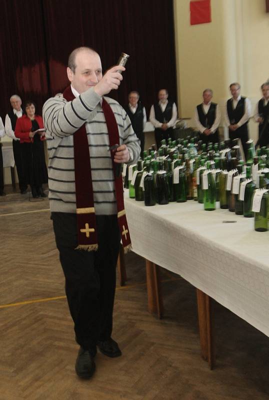 Asi dvě stě sedmdesát vzorků mladého vína posvětil v sobotu odpoledne otec Patrik Maturkanič před degustací v kulturním domě v Přísnoticích na Brněnsku.