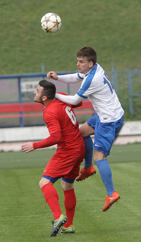 Impozantní vstup do jarních odvet krajského přeboru mají za sebou fotbalisté nováčka z Tišnova (v bílém). Po třech výhrách při skóre 15:2 ve čtvrtém kole narazili na Bohunice, kde dokázali vyhrát 3:0 a s jednobodovým náskokem jsou v čele tabulky.