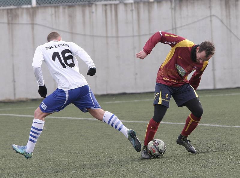 Především precizní standardní situace pomohly fotbalistům třetiligové Líšně (v bílém) v přípravném duelu s Tasovicemi. Divizního soka porazili 3:2, přičemž se trefili z rohu, volného přímého kopu a penalty.