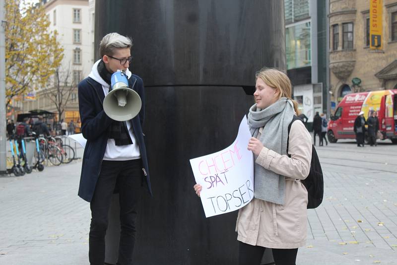 Místo tisíců jen pět demonstrantů dorazilo na manifestaci za seriály