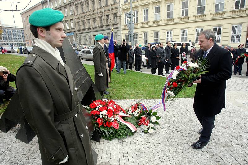 Slavnostního pokládání věnců u památníků tří odbojů v Rooseveltově ulici se v pondělí dopoledne u příležitosti Dne boje za svobodu a demokracii zúčastnilo několik desítek Brňanů.