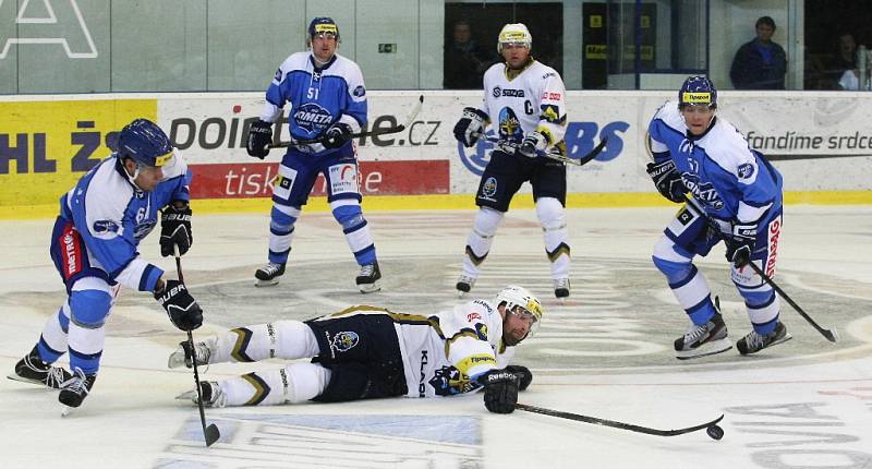 HC Kometa Brno (v modrém) vs. Rytíři Kladno.