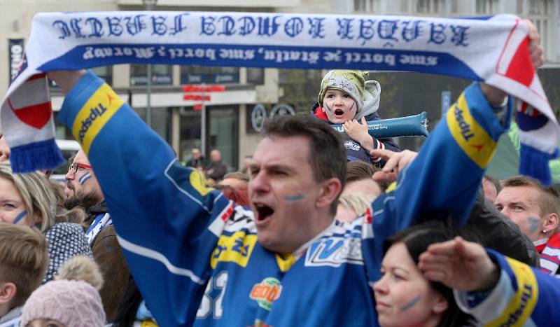  Tisíce fanoušků se znovu sešly před velkoplošnými obrazovkami na brněnském Zelném trhu, aby fandily Kometě ve třetím zápase finálové série hokejové extraligy proti Bílým Tygrům z Liberce.