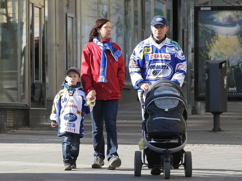 První zápas finále hokejové extraligy mezi Pardubicemi a Kometou sledovali před velkoplošnými obrazovkami také fanoušci na brněnském náměstí Svobody.