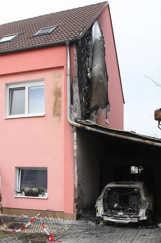 K požáru dvou aut pod zahradním přístřeškem v garáži rodinného domu vyjížděli v noci na pondělí do Kuřimi na Brněnsku dvě jednotky hasičů. Plameny zasáhly auta značky Audi a Ford.