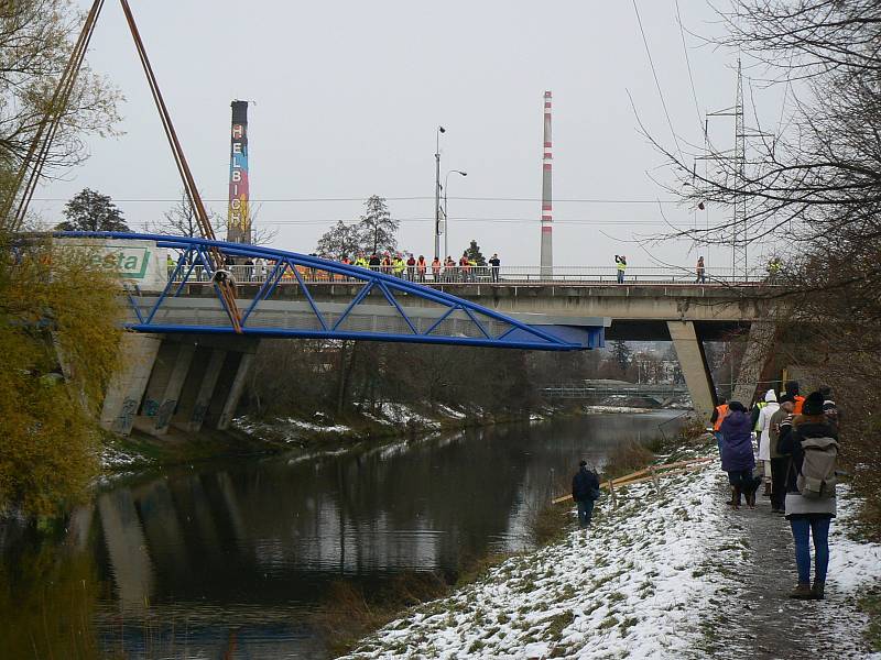 Poslední listopadové úterý dělníci osadili novou lávku pro pěší. Najdou ji u Tomkova náměstí v Brně a překlenula řeku Svitavu.
