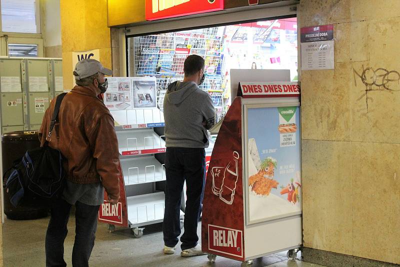 Jako jediné zůstaly v neděli odpoledne otevřené obchody na hlavním nádraží.