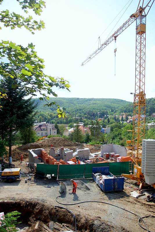 Na místě, kde dříve stávala funkcionalistická Münzova vila, zůstalo jen několik polorozbořených zdí.