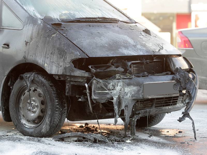 V plamenech skončila zahraniční výprava majitele rakouského automobilu ve středu krátce před dvanáctou hodinou. Jakmile si odešel vyřídit své záležitosti na poštu v brněnské Nádražní ulici, jeho auto začalo hořet.