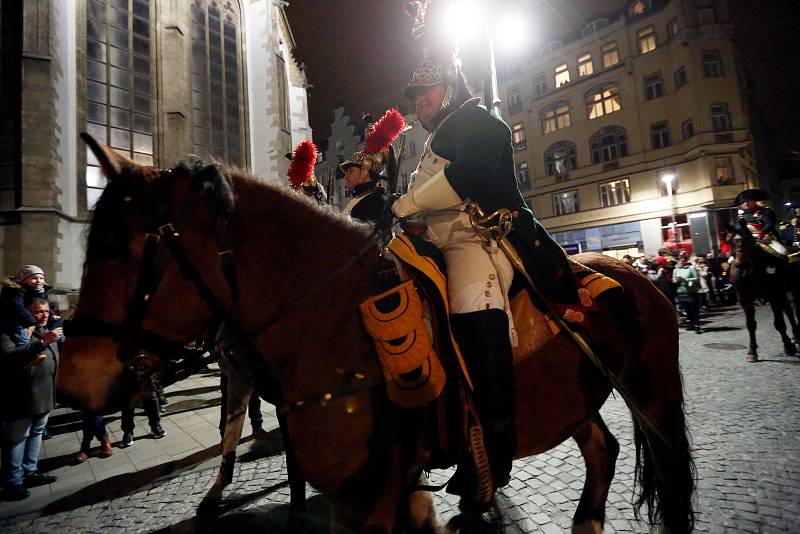 Průvod napoleonských vojáků prošel podvečerním centrem Brna za zvuků píšťal a bubnů. Letošní trasa byla jiná kvůli stavění vánočního stromu na náměstí Svobody.