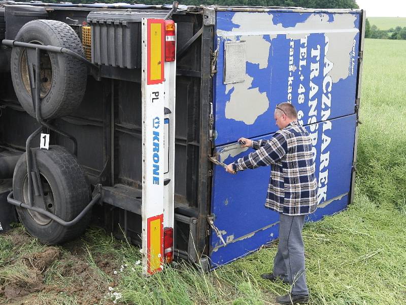 Čtyři metry od silnice skončil kamion, který se převrátil ve Vysokých Popovicích na Brněnsku. 