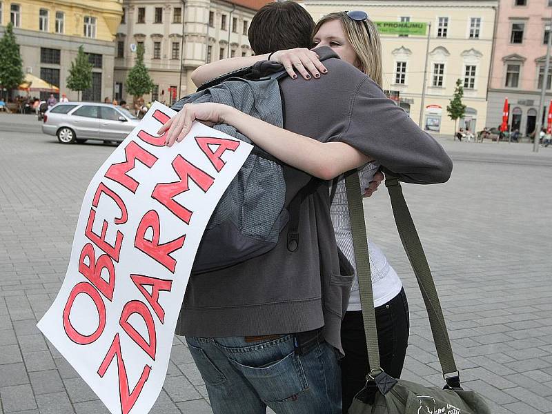 Dobrovolníci na náměstí Svobody nabízeli objetí zdarma.