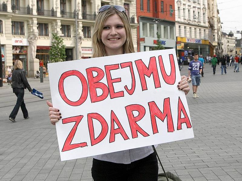 Dobrovolníci na náměstí Svobody nabízeli objetí zdarma.