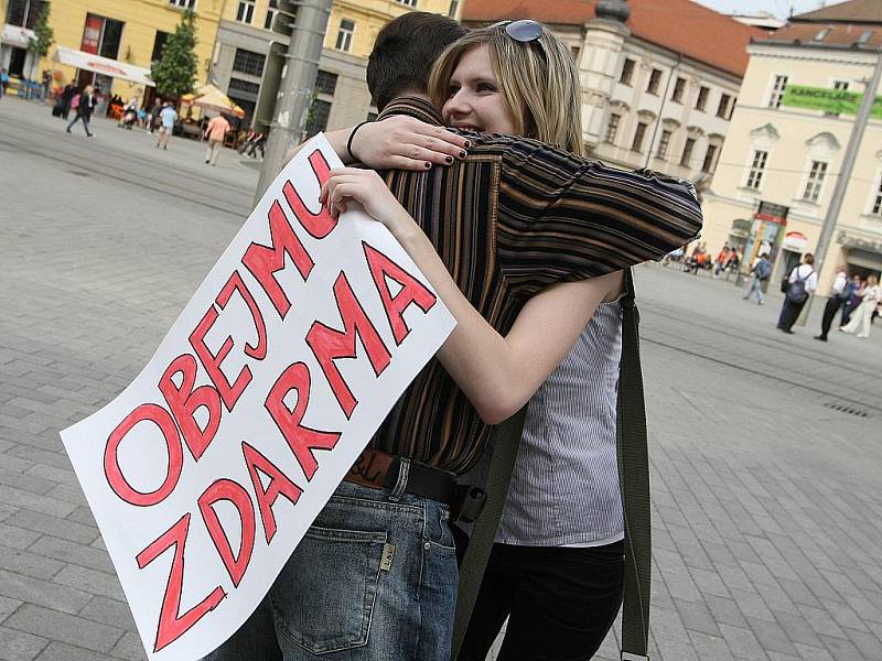 Dobrovolníci na náměstí Svobody nabízeli objetí zdarma.