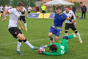 V osmém kole Superligy malého fotbalu Vikingové z Brna porazili Olomouc Mighty Ducks (v modrém) 3:1.