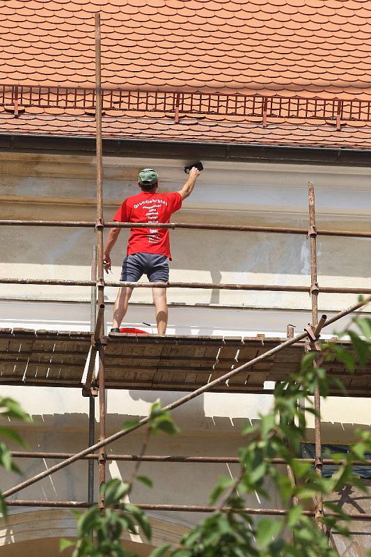 Fasáda se na některých místech odlupuje, navíc je v jiném odstínu než pilíře, které dělníci opravovali minule. Lešení na kostele zůstane až do konce září.