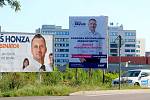 Konkurenti. Starosta Znojma Jan Grois a ředitel Nemocnice Znojmo Martin Pavlík na sousedících billboardech u silnice ke znojemské nemocnici. Oba kandidují do Senátu.