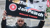 Několik desítek mladých Tunisanů žijících v Brně se vydalo ve čtvrtek ve čtyři hodiny odpoledne na brněnské náměstí Svobody. Sešli se tam, aby projevili solidaritu s revolucí v Tunisku a oslavili příchod svobody a konec diktatury. 