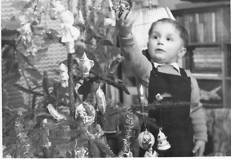 Děti uchvacovaly vánoční ozdoby v každé době. Snímky staré přes šedesát let.