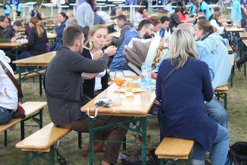 Lidé navštívili již osmý ročník festivalu Slavnosti moře. Letos byl na Kraví hoře. Návštěvníci tam ochutnali různé rybí speciality.