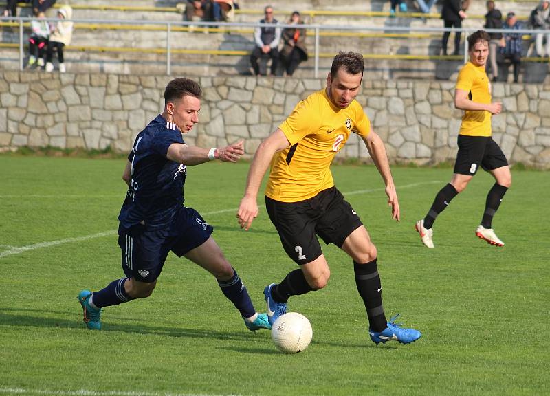 Fotbalisté Slovanu Rosice (ve žlutém) zdolali ve 24. kole MSFL tým Vrchoviny 3:0