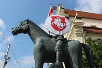 Nově ozdobená socha Jošta na Moravském náměstí v Brně.