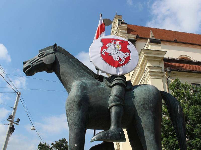 Nově ozdobená socha Jošta na Moravském náměstí v Brně.