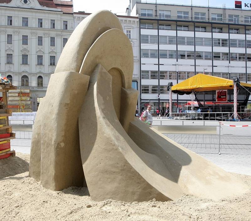 Mohutný pískový kvádr s vymodelovaným vnitřním schodištěm určila odborná porota za vítěze soutěže Golden sand festival. Autorem sochy je Slovák Martin Pokorný.