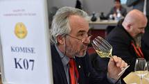 Zástupci Národního vinařského centra a hodnotící komise ve Valticích vyhlásili absolutního šampiona pro rok 2019.