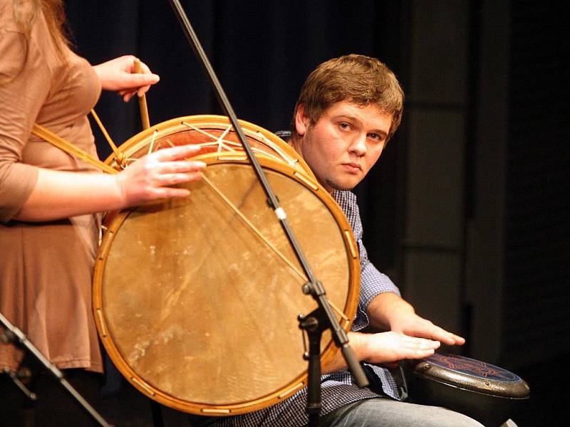 V brněnském Divadle Reduta se ve čtvrtek večer sešli členové folklorních kroužků různých národnostních menšin žijících v Brně.